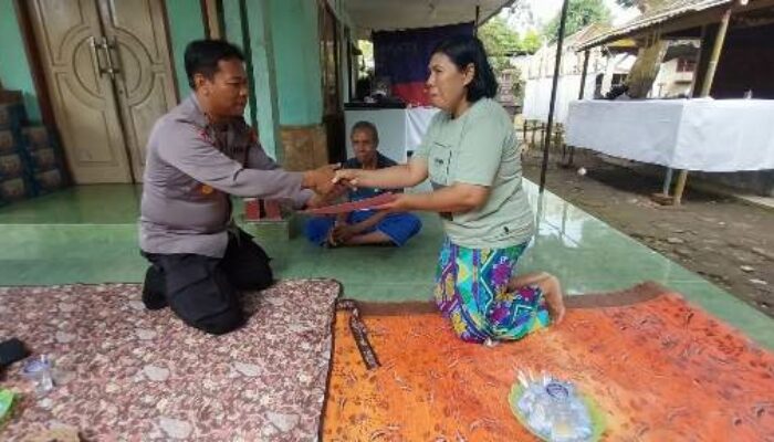 Wujud Solidaritas dan Kepedulian: Kapolsek Mataram Sambangi dan Beri Dukungan di Rumah Duka Orang Tua Personel