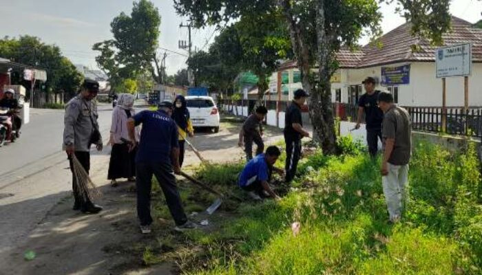 “Jumpa Berlian”: Bhabinkamtibmas dan Tiga Pilar Pagutan Timur Tanamkan Semangat Kebersamaan Melalui Gotong Royong