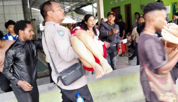 Aksi Sigap Polisi: Bhabinkamtibmas Pagutan Timur Beri Pertolongan Pertama Dua Mahasiswi yang Pingsan Saat Turnamen Futsal