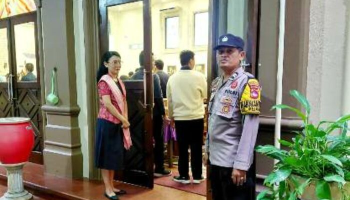 Ciptakan Rasa Aman: Polsek Mataram Kawal Ketat Pelaksanaan Misa di Dua Gereja, Jamin Kekhusyukan Umat