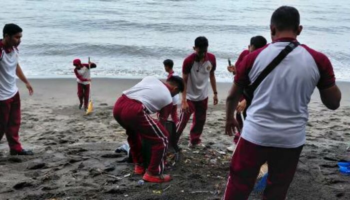 Peduli Lingkungan Bahari: Ditpolairud Polda NTB Gelar Aksi Bersih-Bersih di Pantai Gading Sekarbela