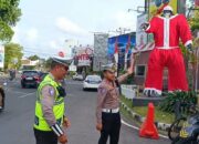 Unik dan Edukatif! Polresta Mataram Hadirkan Robot Santa dari Knalpot Brong di Pos PAM Karang Jangkong