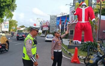 Unik dan Edukatif! Polresta Mataram Hadirkan Robot Santa dari Knalpot Brong di Pos PAM Karang Jangkong