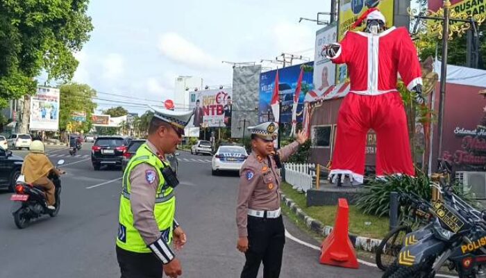 Unik dan Edukatif! Polresta Mataram Hadirkan Robot Santa dari Knalpot Brong di Pos PAM Karang Jangkong