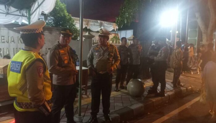Pimpin Langsung Pengamanan Malam Natal, Kapolsek Mataram Pastikan Ibadah di Gereja Immanuel dan St. Maria Immaculata Berjalan Khidmat
