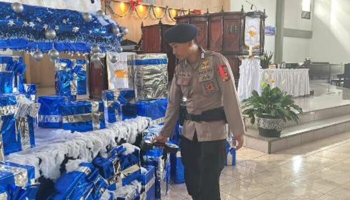 Jamin Keamanan Natal, Tim Jibom Gegana Brimob Polda NTB Sterilisasi Sejumlah Gereja