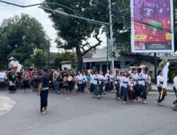 Kawal Prosesi Ngaben di Pagesangan Timur, Polsek Mataram Pastikan Arus Lalu Lintas Tetap Lancar