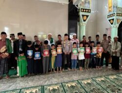 Pererat Silaturahmi Melalui Jumat Berkah, Kapolsek Terara Salurkan Wakaf Al-Qur’an di Desa Pandan Duri