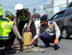 Cegah Kecelakaan Saat Nataru, Satlantas Polresta Mataram dan Dishub Tambal Jalan Berlubang
