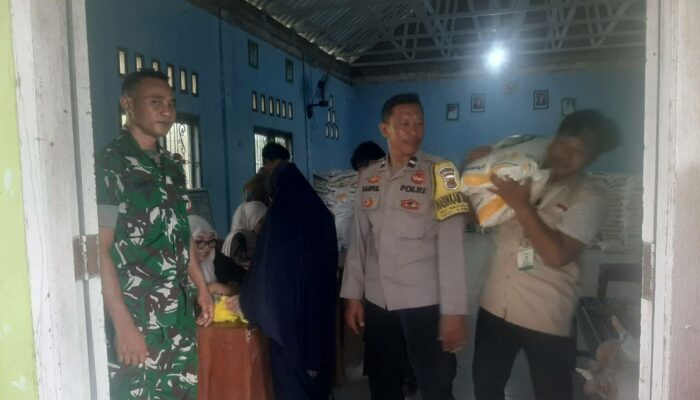 Aman dan Terkendali: Polisi Kawal Penyaluran Beras-Minyak Goreng di Sekotong Timur