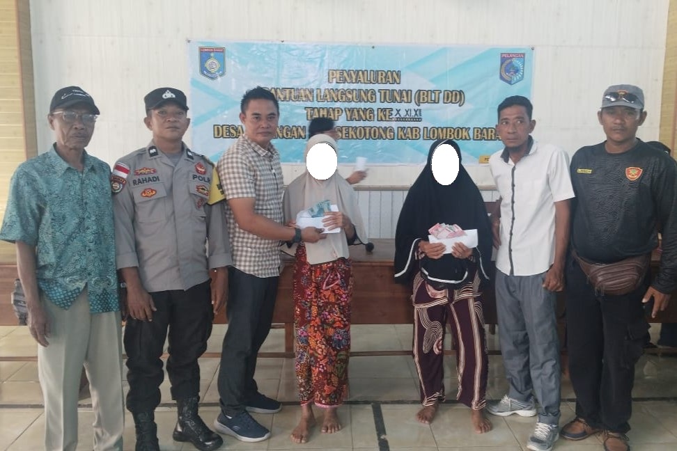 Jamin Distribusi Aman, Bhabinkamtibmas Hadir di Penyaluran BLT DD Pelangan