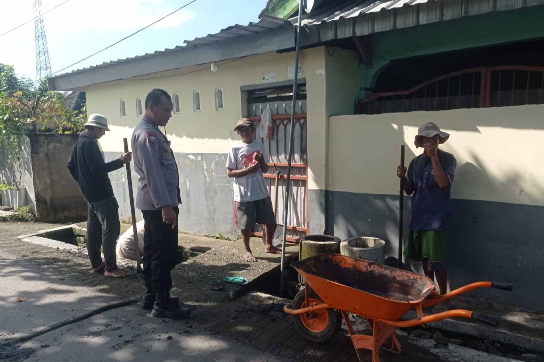 Bhabinkamtibmas Lombok Barat Ajarkan Warga Ubah Pekarangan Jadi Aset Pangan Produktif