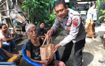 Sat Binmas Polres Lobar Bagikan Paket Nutrisi di Lembar