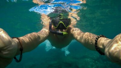 9 Tips Snorkeling Aman untuk Pemula di Perairan Terbuka