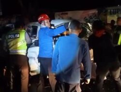 Dramatis! Tim Damkar Batu Layar Evakuasi Sopir Terjepit dalam Kecelakaan “Adu Jangkrik” di Senggigi