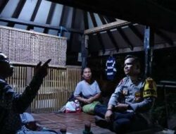 Wujudkan Malam yang Aman, Bhabinkamtibmas Abiantubuh Baru “Ngeronda” Bareng Warga di Pos Kamling