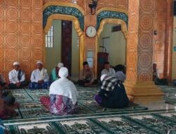 Perkuat Sinergi Lewat Sholat Jum’at Keliling, Kapolsek Terara Ajak Warga Desa Sukadana Jaga Generasi Muda