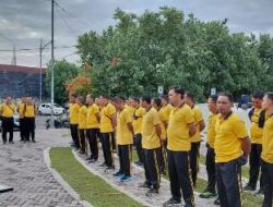 Upaya Preemtif Jaga Ekosistem Laut, Ditpolairud Polda NTB Bersihkan Sampah Plastik di Pantai Ampenan