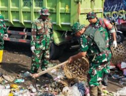 Wujudkan Lingkungan Sehat, TNI dan Warga Bahu-Membahu Bersihkan Tumpukan Sampah di Pasar Sesela