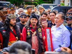 Gubernur NTB Terima Simbol Kehormatan Laskar Sasak: ‘Dukungan Ini Adalah Amanah Besar’.