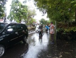 Gerak Cepat! Polsek Mataram dan BPBD Evakuasi Pohon Tumbang di Jalan Sriwijaya