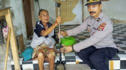 Polres Lombok Barat Salurkan Bantuan Tongkat di Desa Jakem