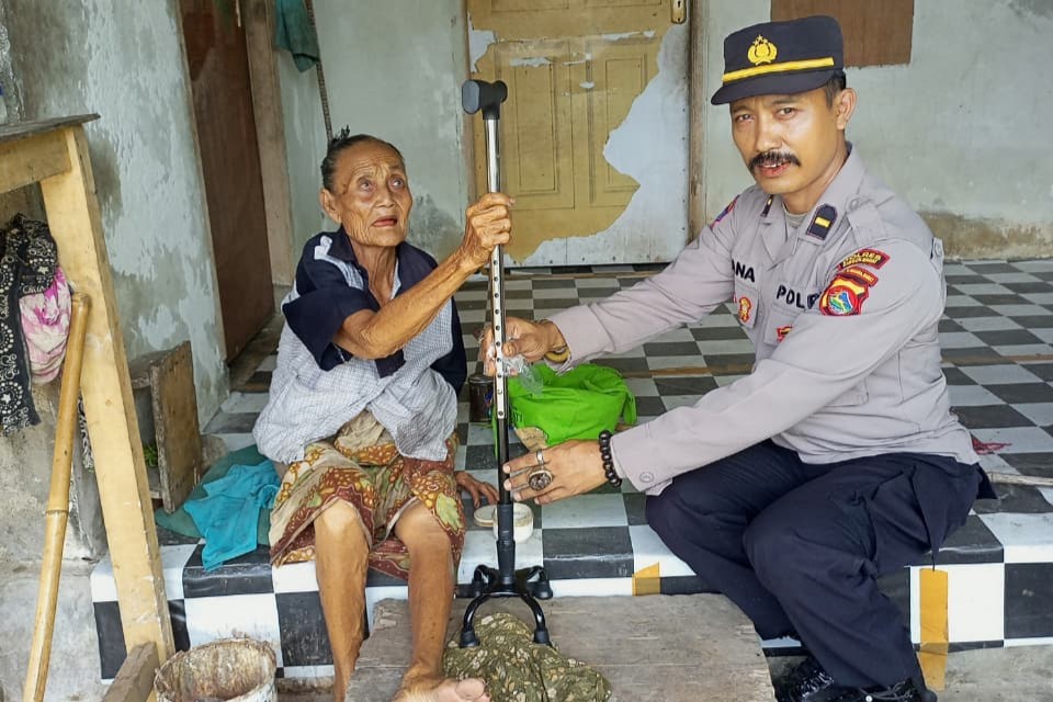 Polres Lombok Barat Salurkan Bantuan Tongkat di Desa Jakem