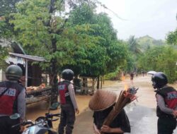 Banjir Rendam Pemukiman di Sekotong, Polisi Siaga di Lokasi