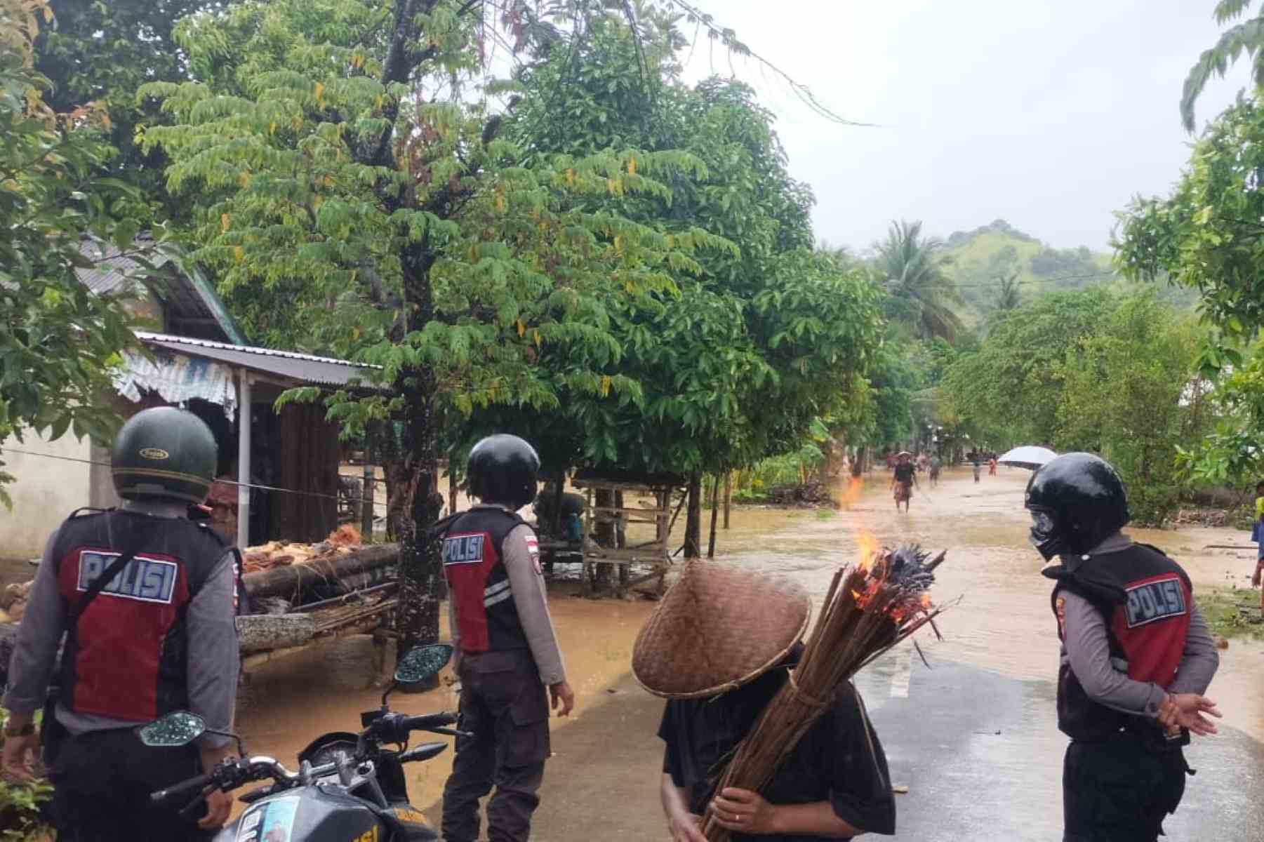 Banjir Rendam Pemukiman di Sekotong, Polisi Siaga di Lokasi