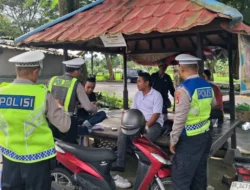Edukasi Humanis Sat Lantas Polres Lobar di Bundaran GMS